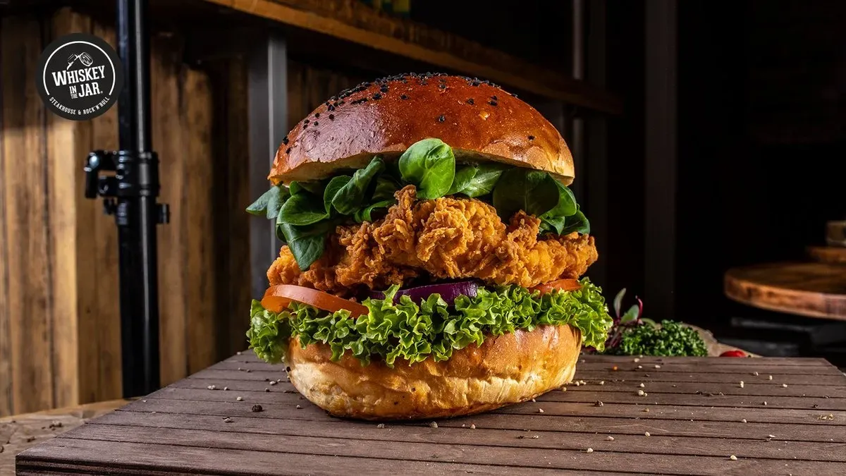 Chicken burger z frytkami i sosem 