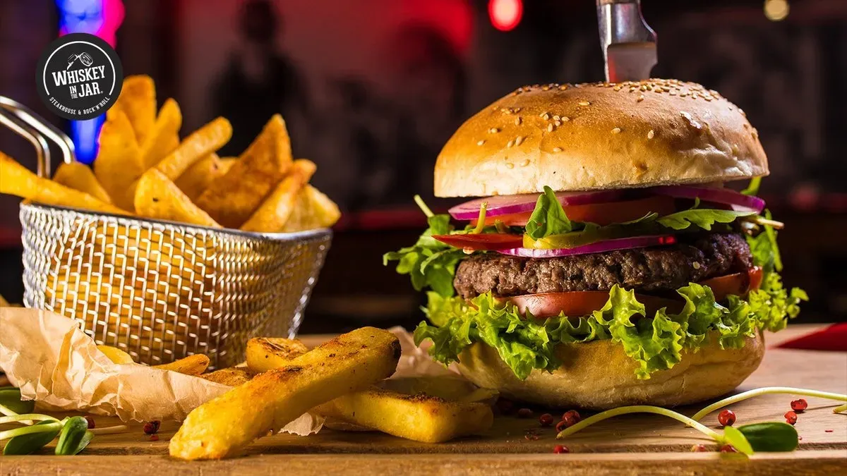 Spicy burger z frytkami i sosem 