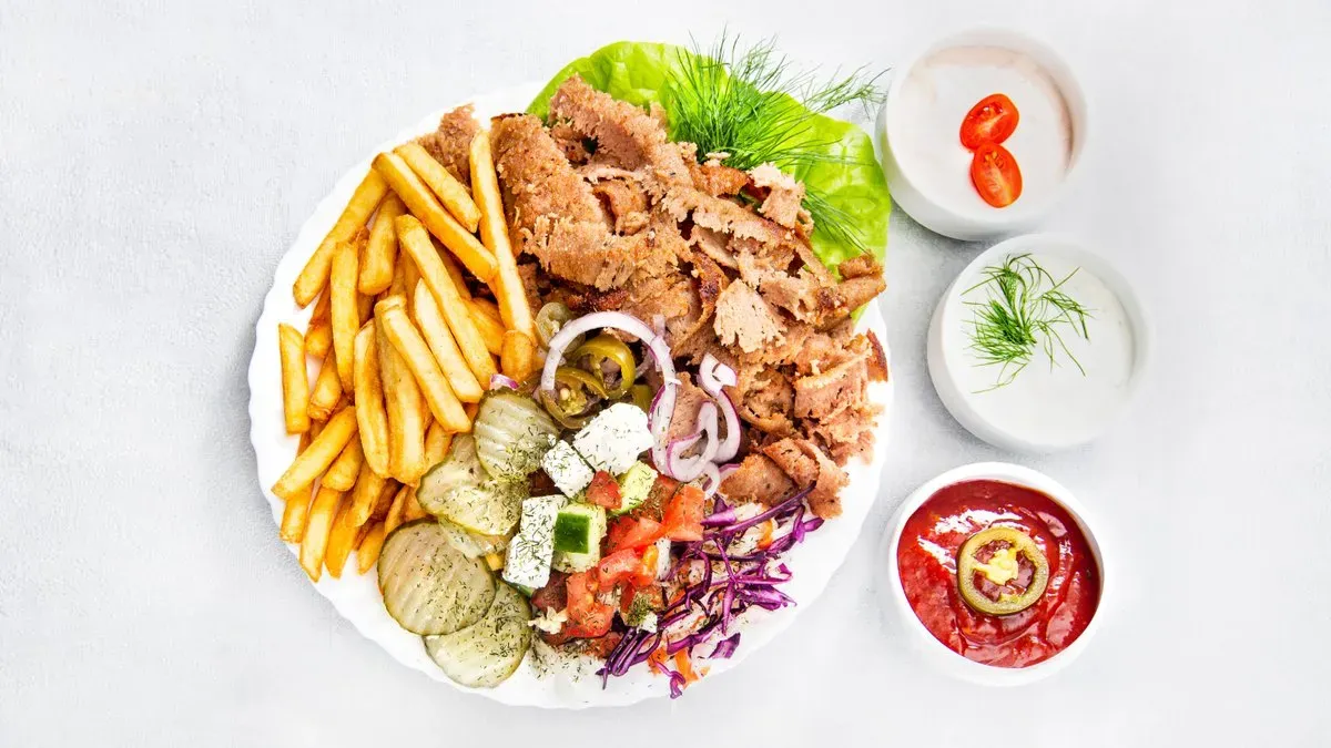 Kebab na talerzu z dodatkami