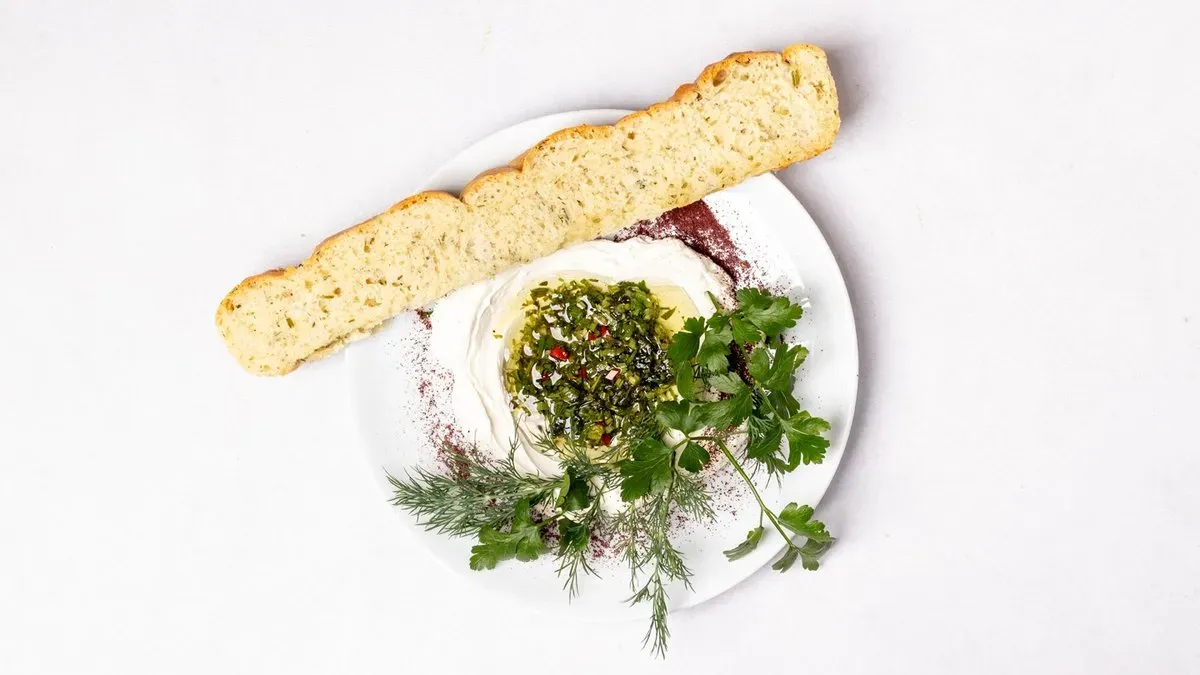 Słoik labneh z chimichurri