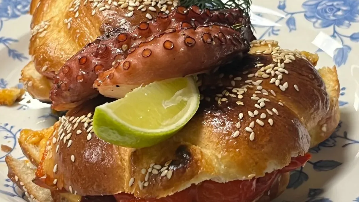 Bajgiel z grillowaną ośmiornicą