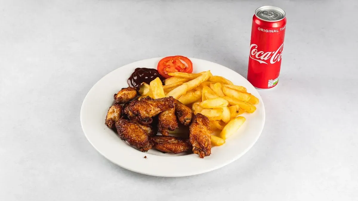 BBQ chicken wings + frytki