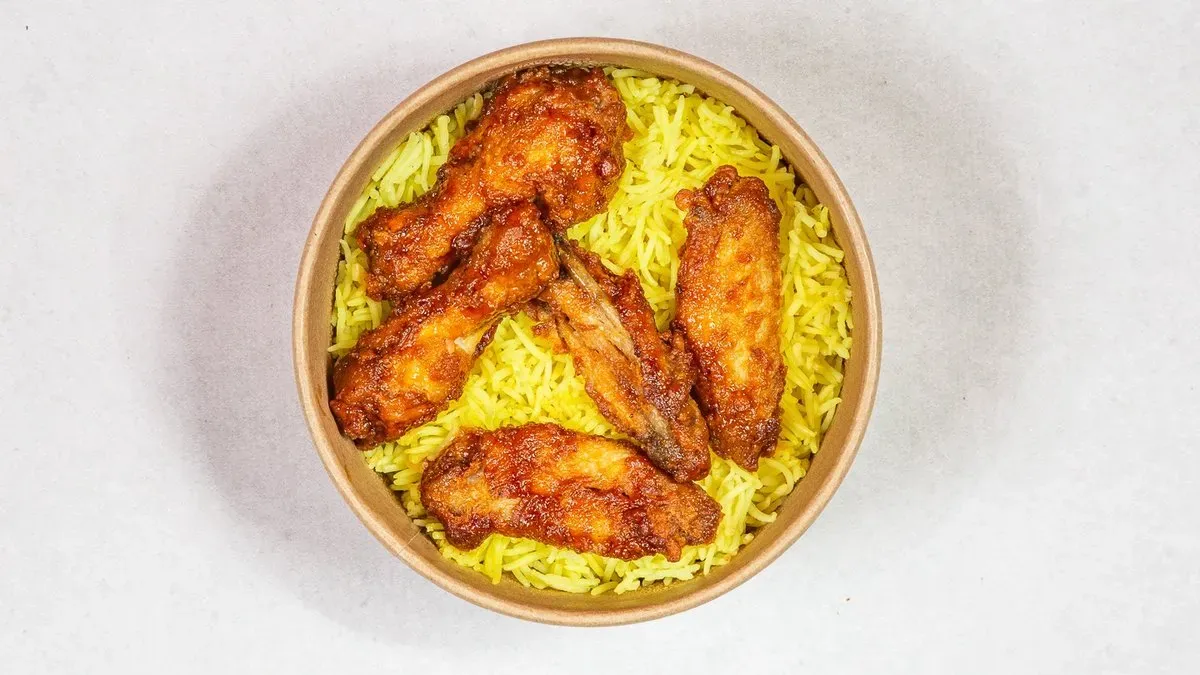 BBQ chicken wings + ryż