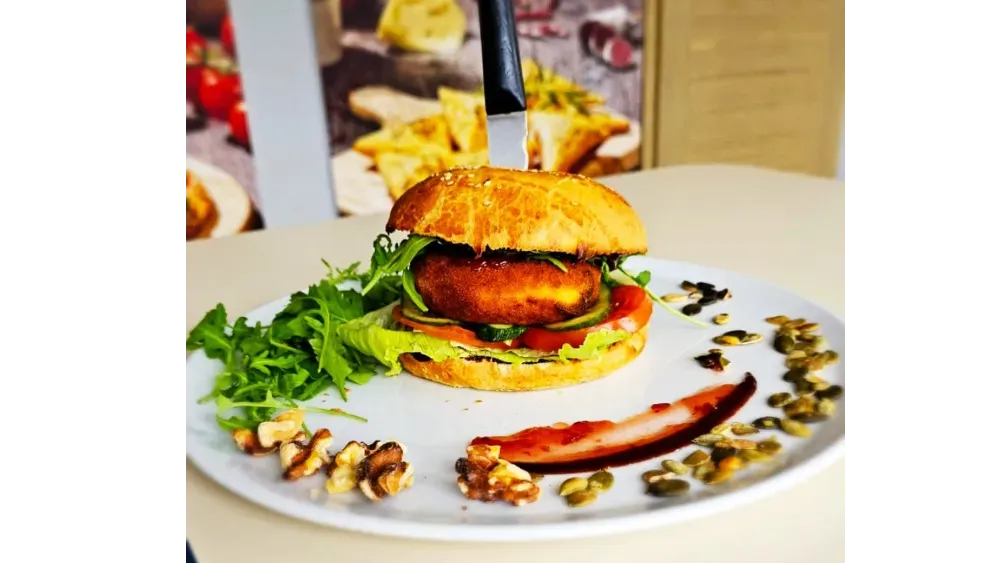 Camembert Burger z orzechem włoskim