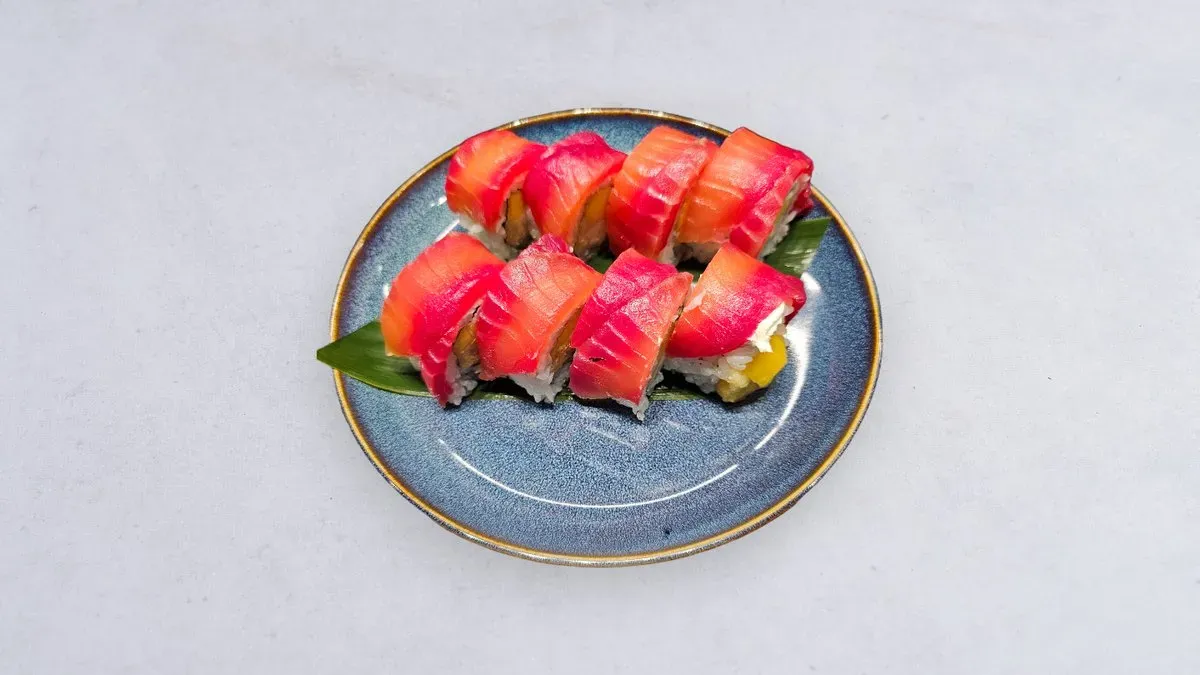 Rainbow maki gravlax z krewetkami w tempurze
