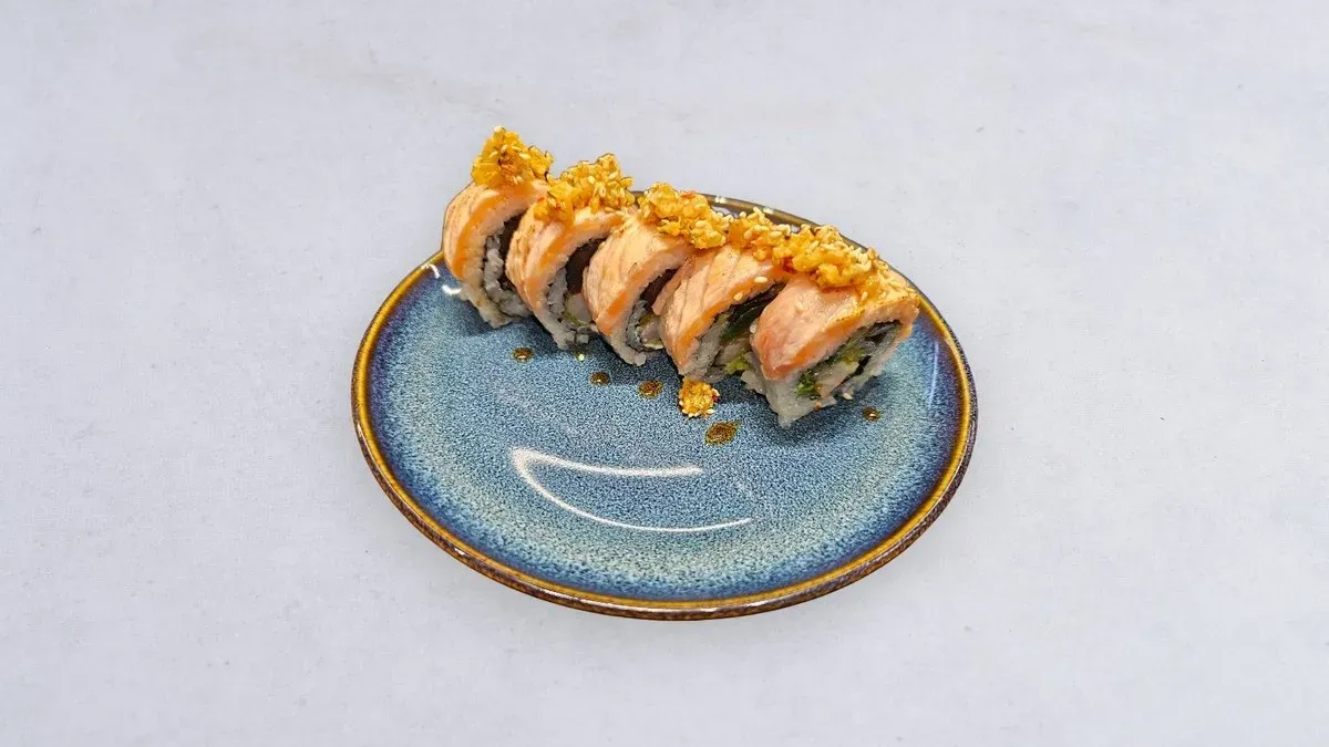 Rainbow maki opalany łosoś z krewetkami gotowanymi