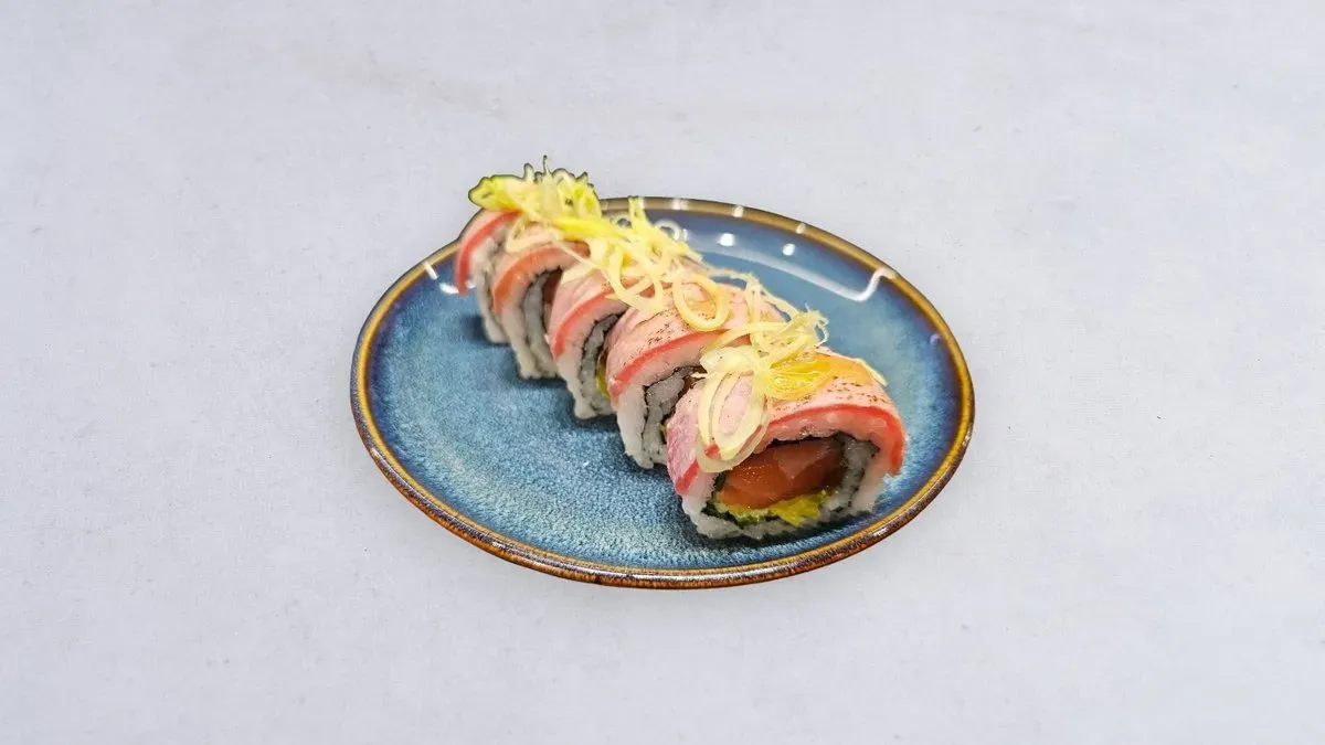 Rainbow maki z łososiem i opalanym tuńczykiem