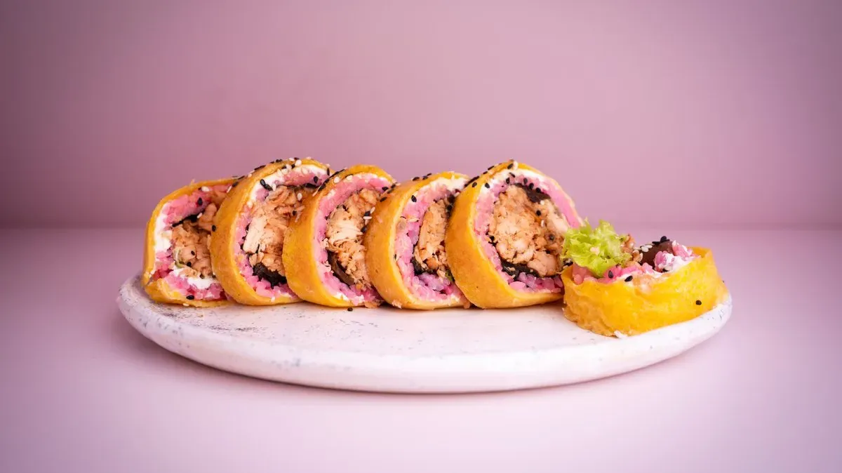 Datemaki w omlecie z grillowanym łososiem na słodko