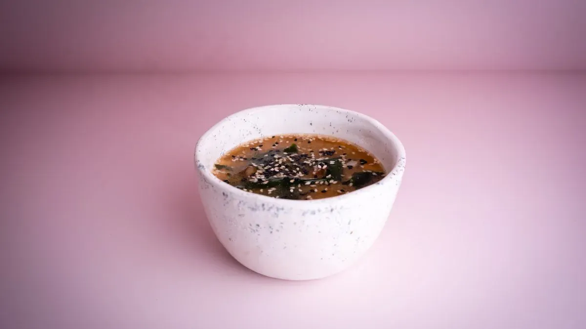 Zupa miso z łososiem
