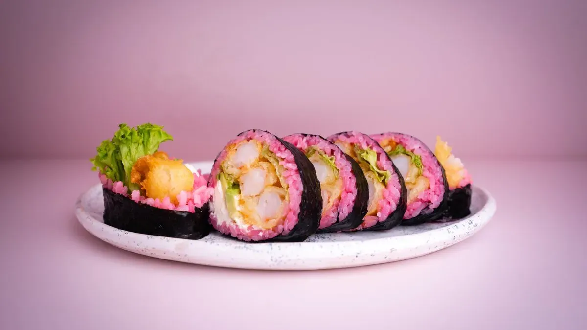 Futomaki z krewetkami i awokado