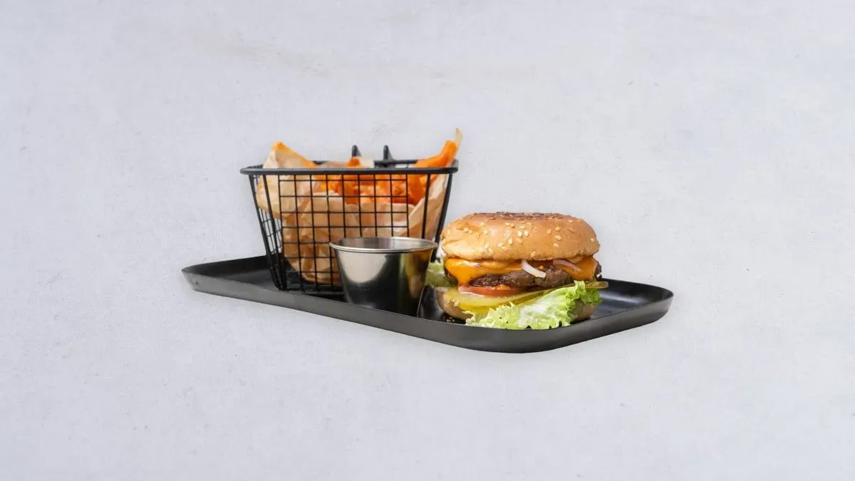 Zestaw burger z wołowiną i frytkami z batatów