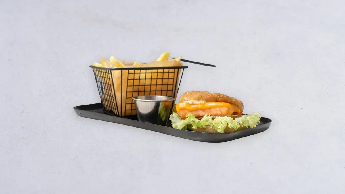 Burger z łososiem zestaw z frytkami