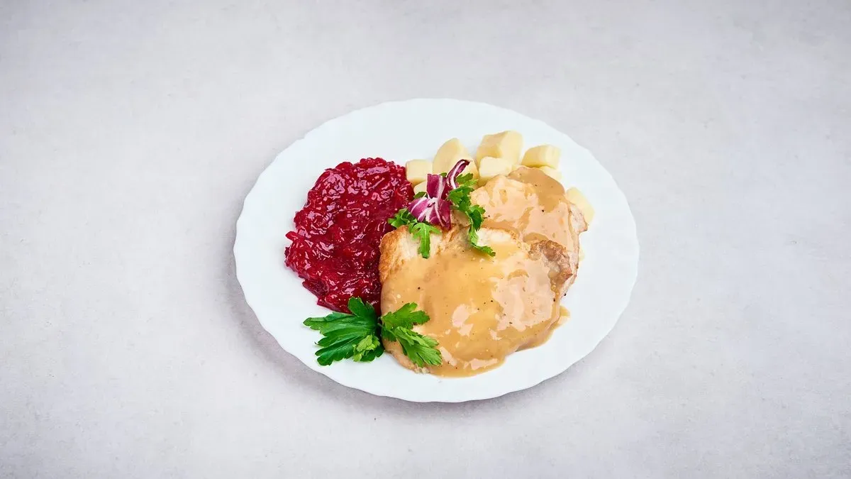 Bitki wieprzowe z cebulką, ziemniakami i buraczkami.