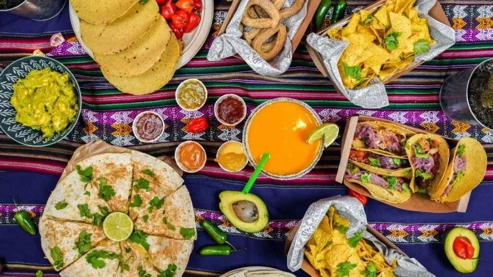 Zestaw średnie burrito + małe nachos queso + napój