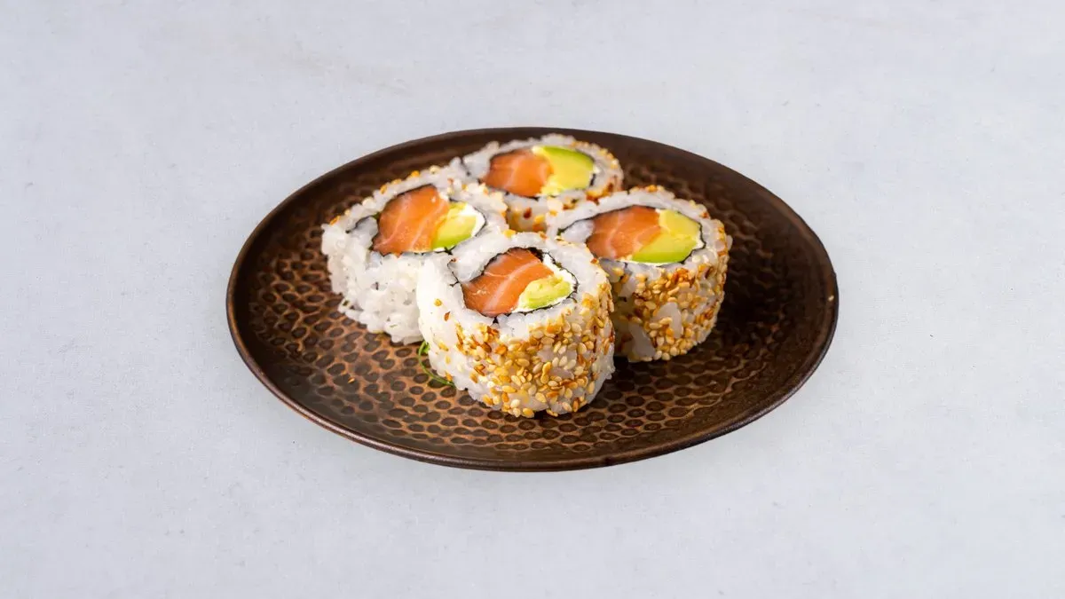 Uramaki z łososiem