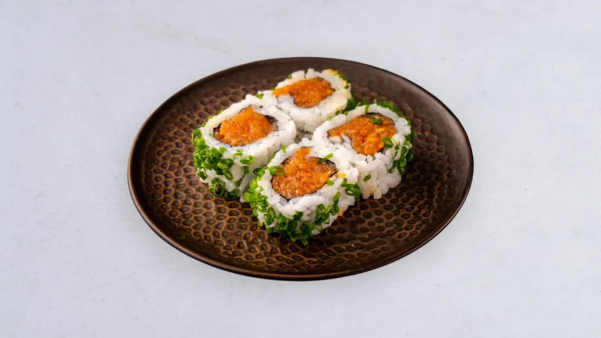 Uramaki z tatarem z tuńczyka (ostry)