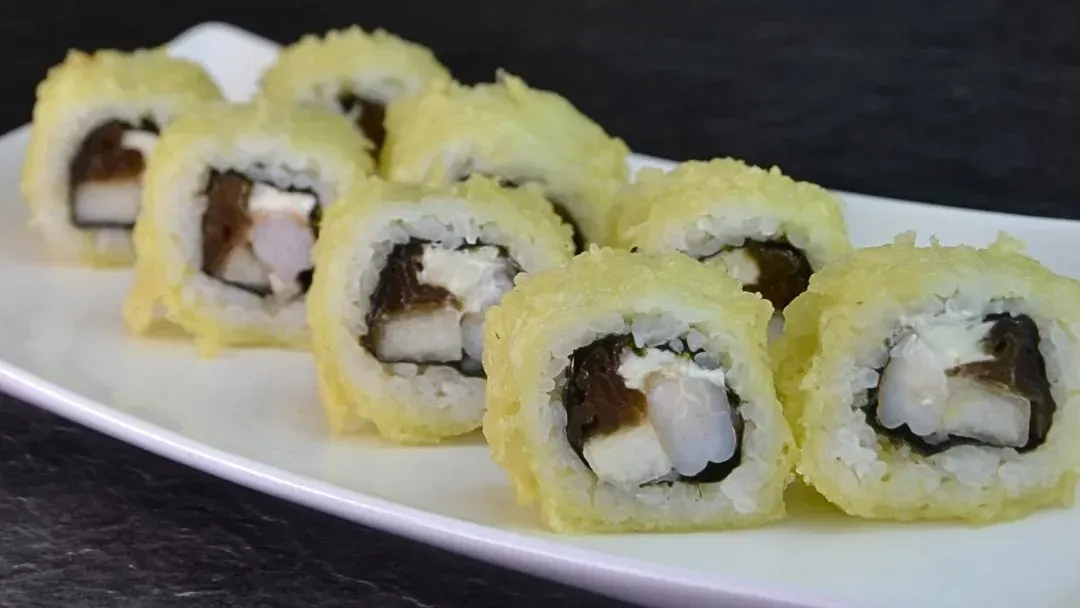 Uromaki z krewetkami