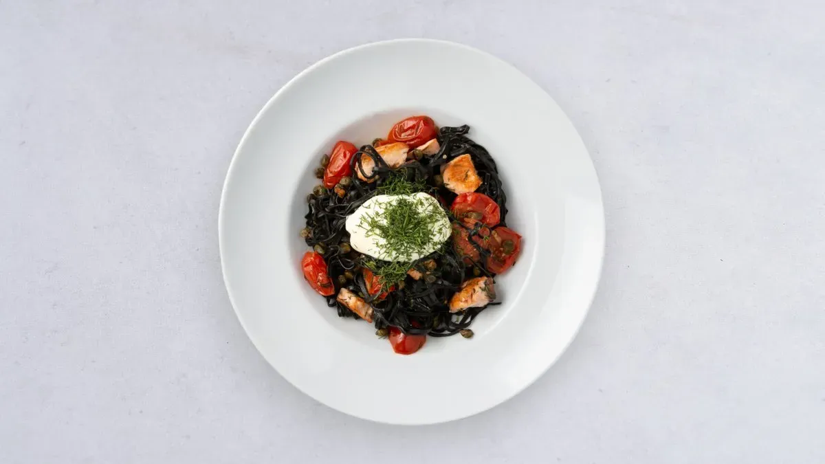 Tagliatelle nero z łososiem wędzonym
