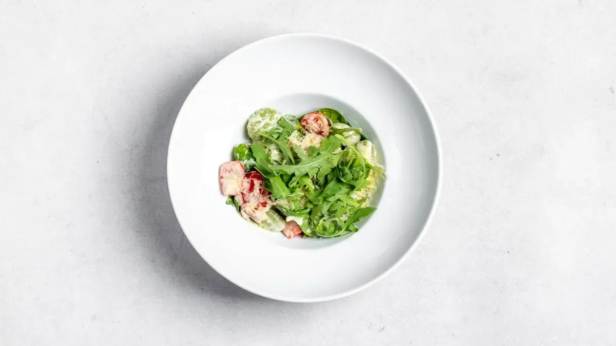 Gnocchi bazyliowe z szynką speck
