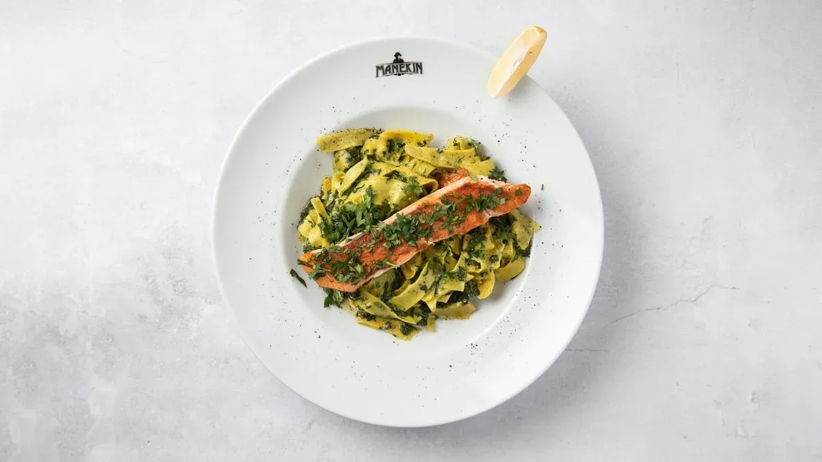 Carbonara z czerwoną cebulą i liśćmi szpinaku, boczek