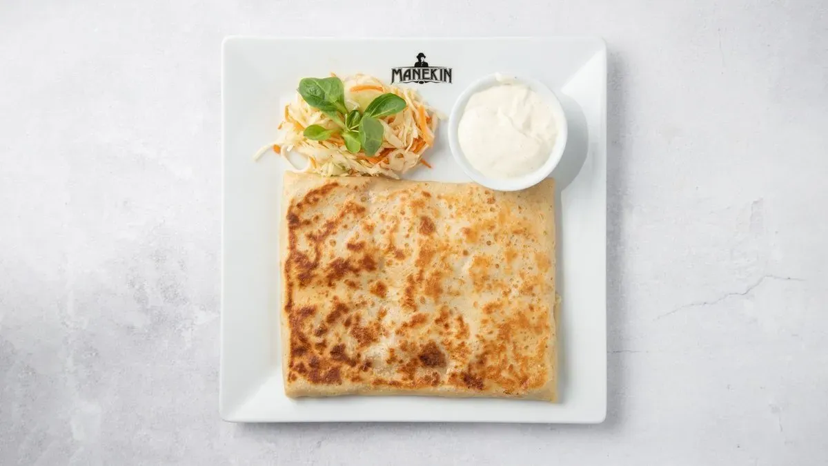 Tortilla z łososiem pieczonym, sos cesare, warzywa, ser żółty