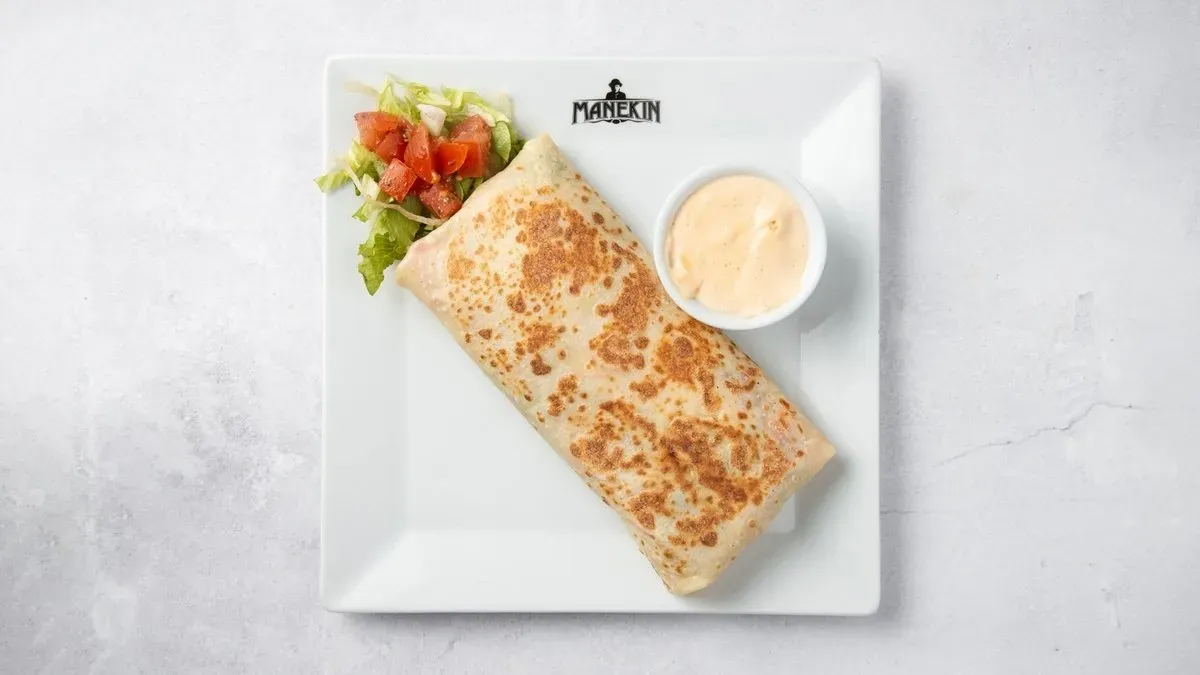 Tortilla z chrupiącym kurczakiem, sos cesare, warzywa, ser żółty