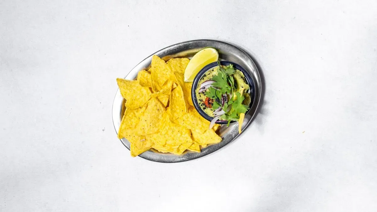 Guacamole, nachosy