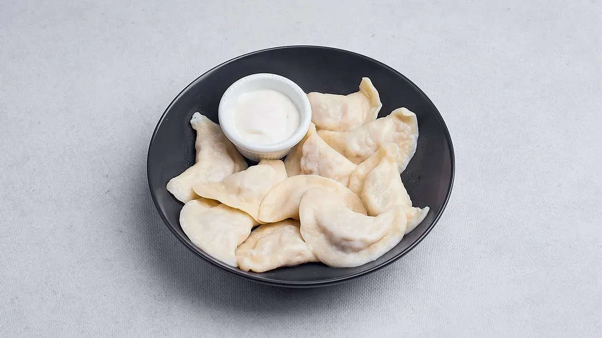 Pierogi z kurczakiem, suszonymi pomidorami i serem mozzarella