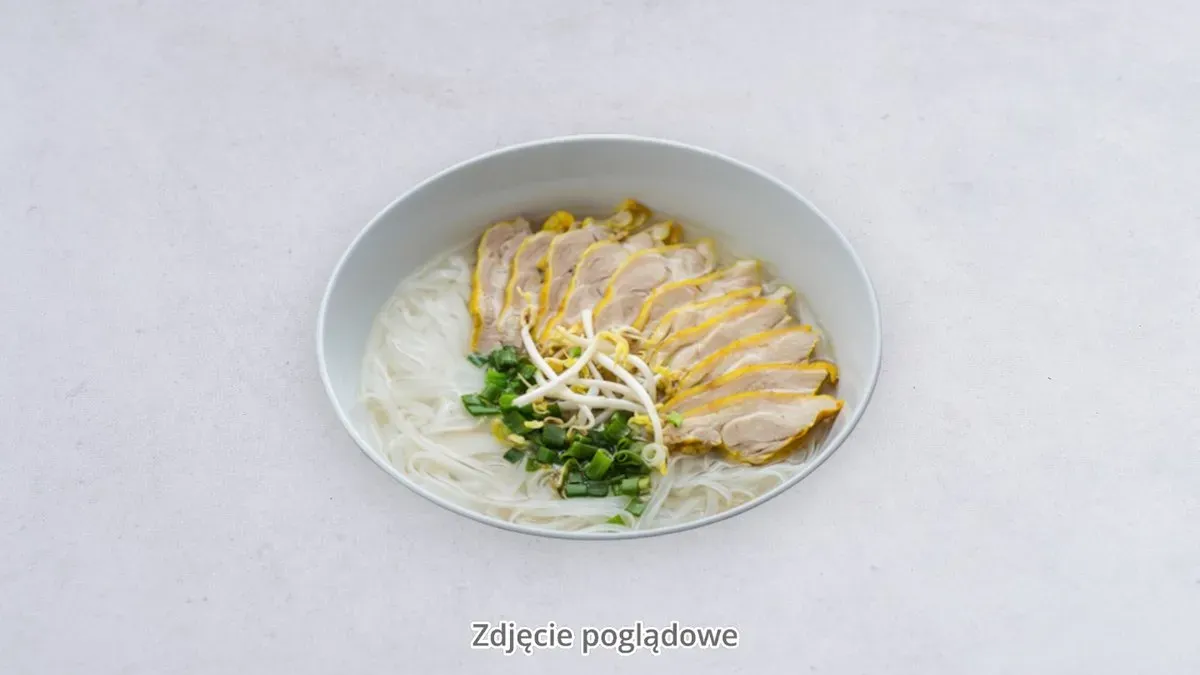 Pho w bulionie z wołowiną gotowaną