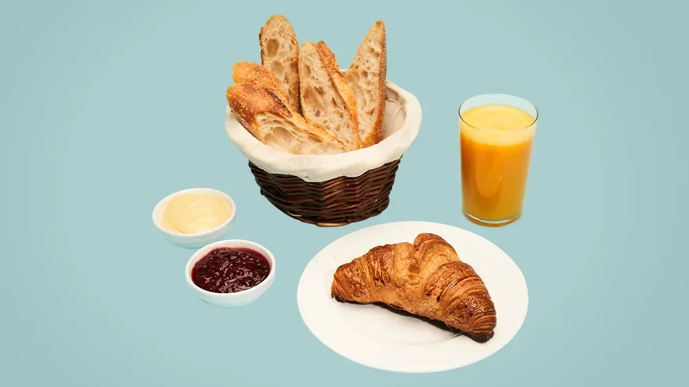 Śniadanie Charlotte ze świeżym sokiem
