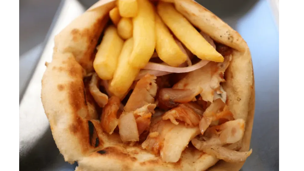 Kebab Bułka Amerykański z frytkami w środku