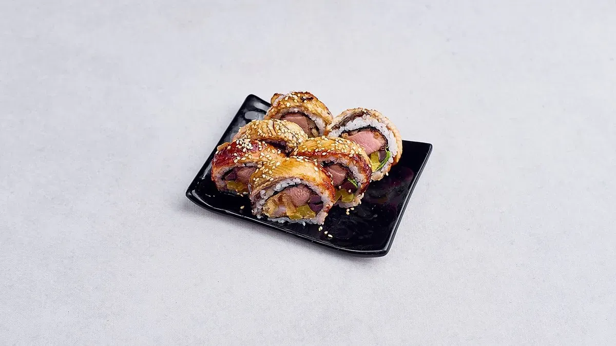 Uramaki - Łosoś owinięty węgorzem