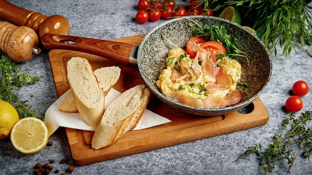 Jajecznica z Szynką Wędzoną / Scrambled Eggs with Smoked Ham