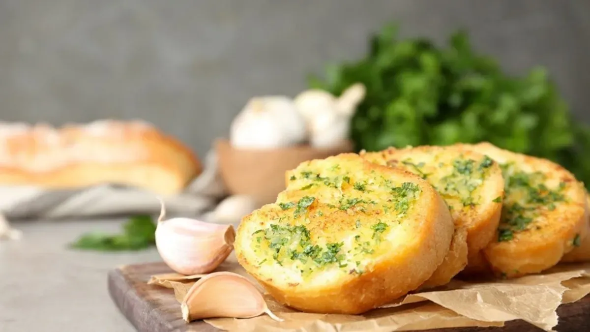 Pieczywo Czosnkowe z Serem / Garlic Bread with Cheese