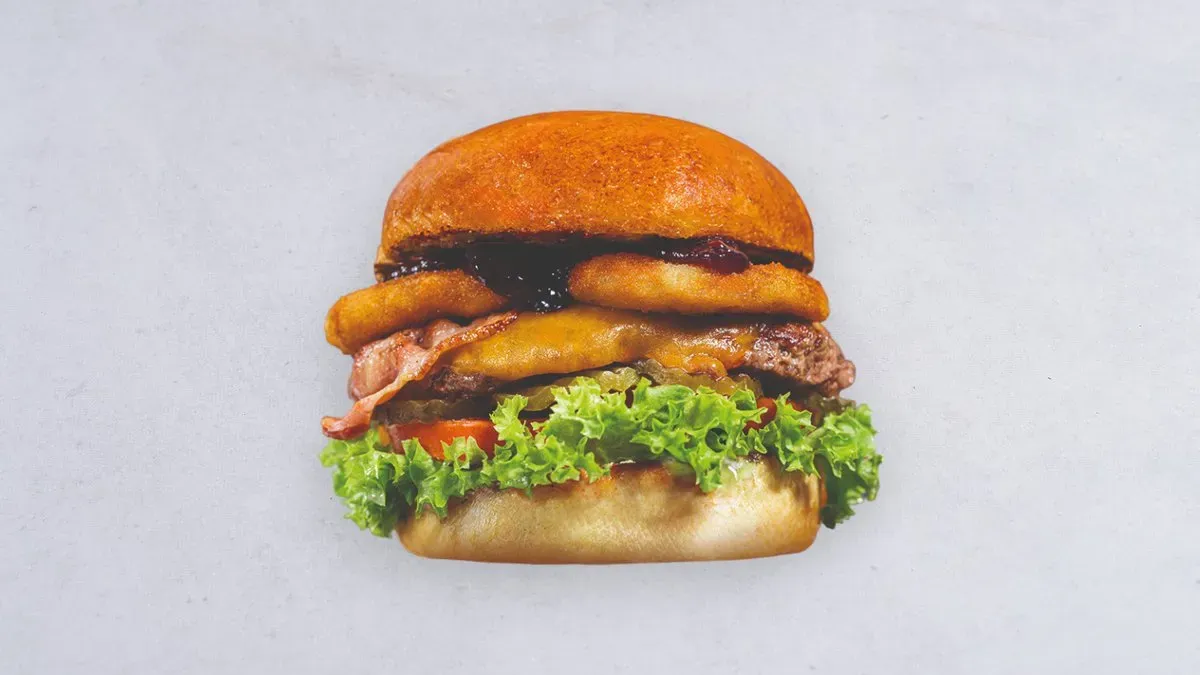 Burger z krążkami cebulowymi