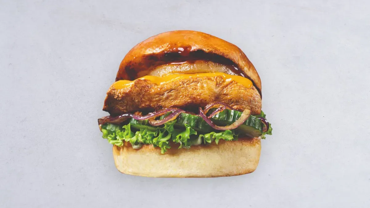 Burger z kurczakiem i ananasem