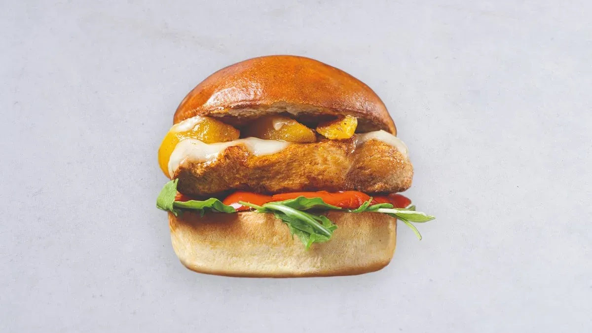 Burger z grillowanymi brzoskwiniami