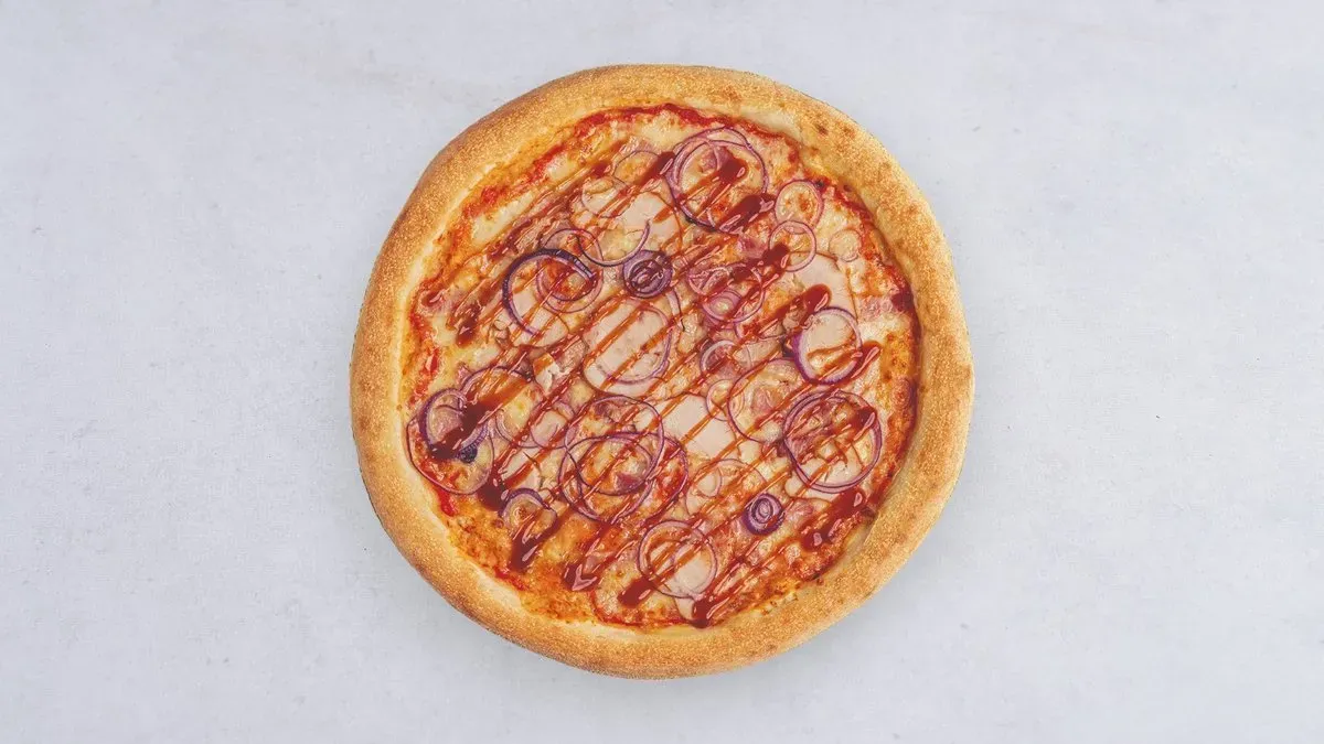 Pizza z kurczakiem i sosem bbq
