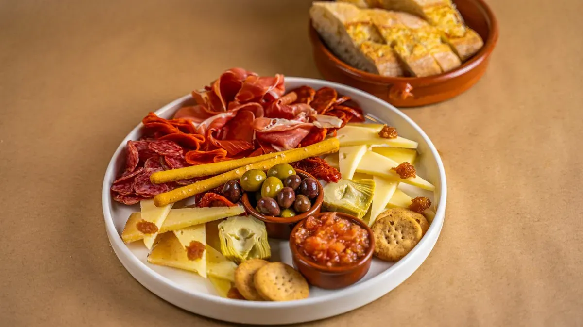 Plato de queso y embutido