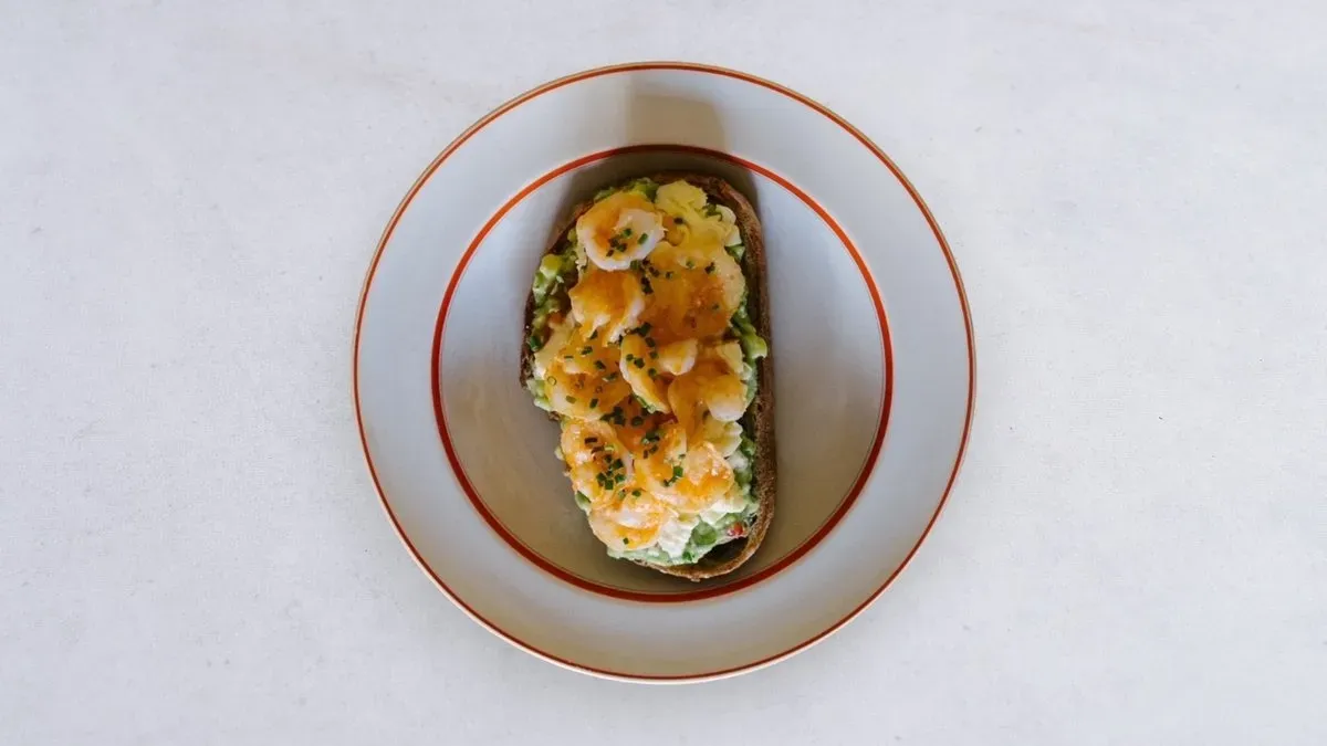 Awokado tost z krewetkami i jajkami scramble