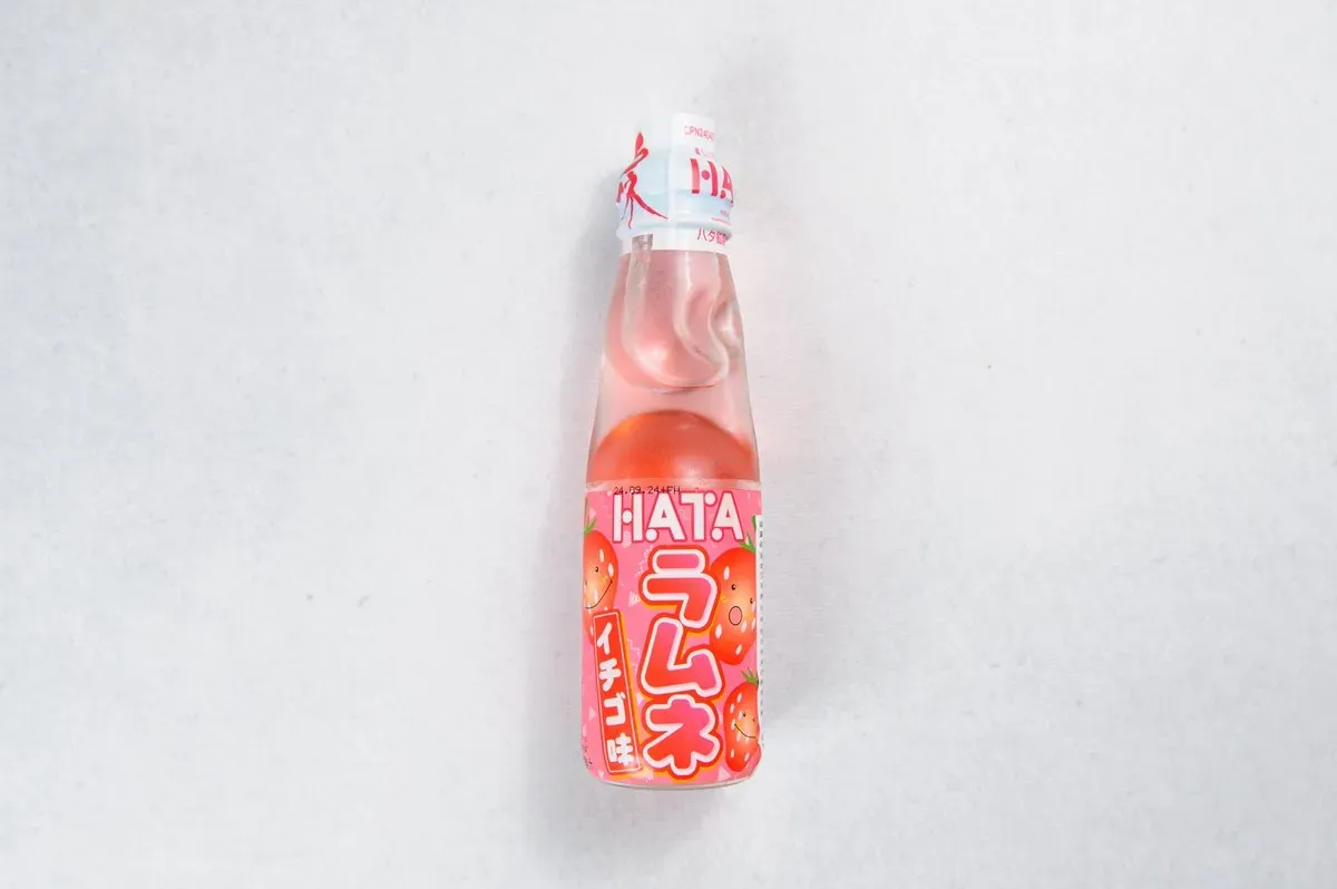 Japońska lemoniada Ramune truskawka 0,2 l