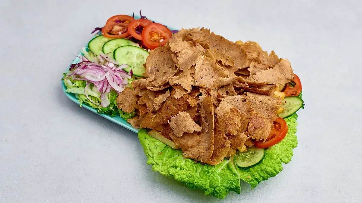 Kebab z wołowiną na talerzu