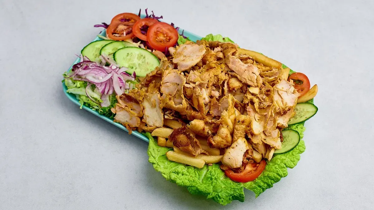 Kebab z kurczaka na talerzu