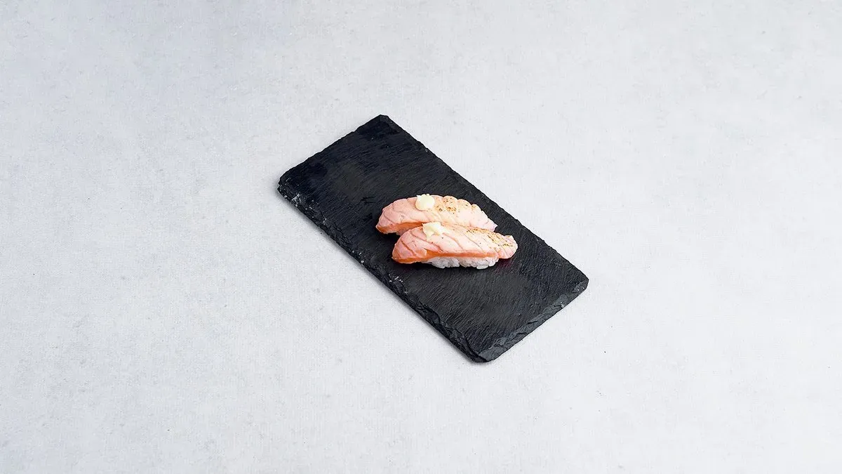 Nigiri z opalanym łososiem