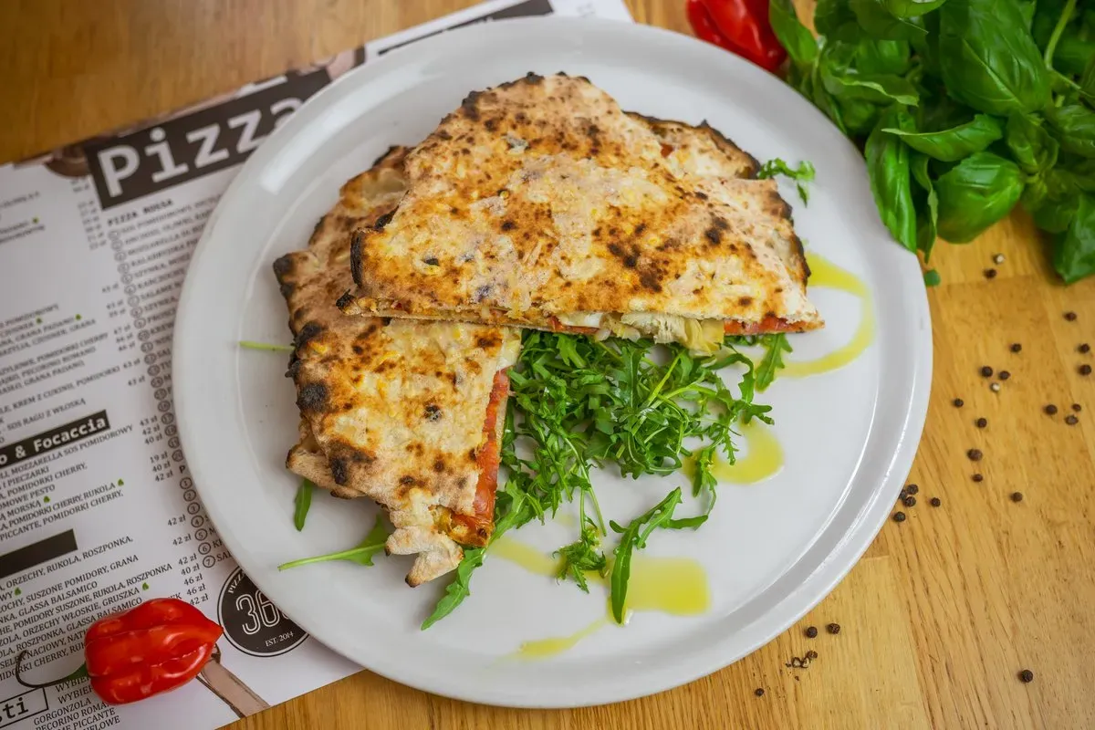 Pizzolo ze scamorzą i salame piccante