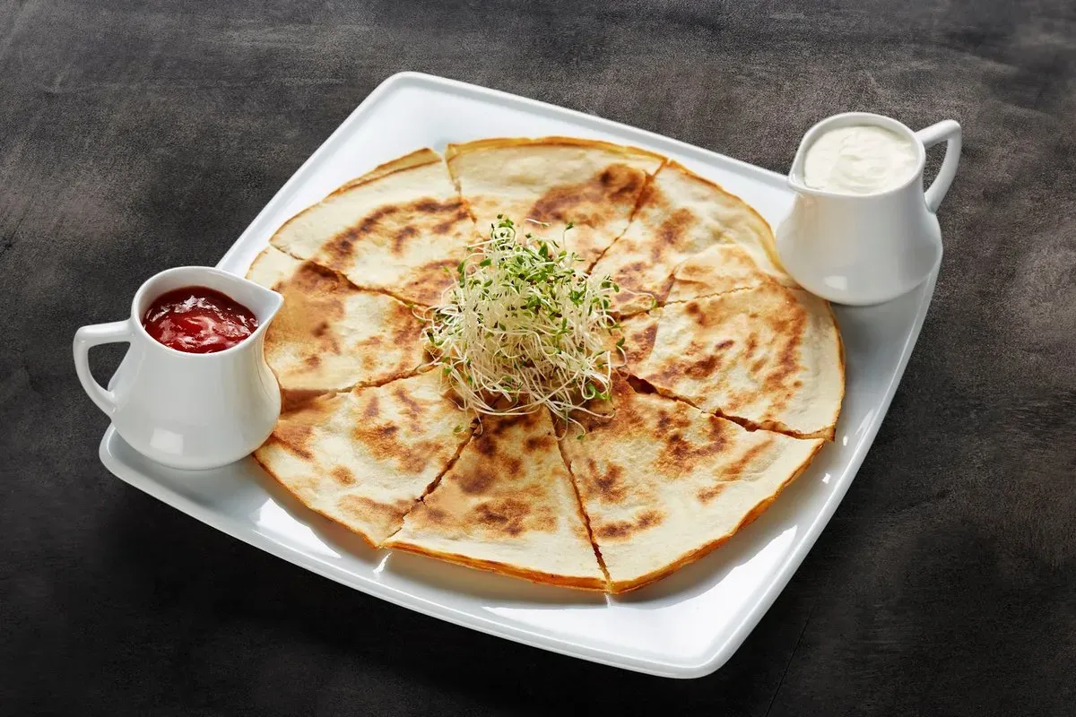 QUESADILLA Z KAWAŁKAMI KURCZAKA 420 g     