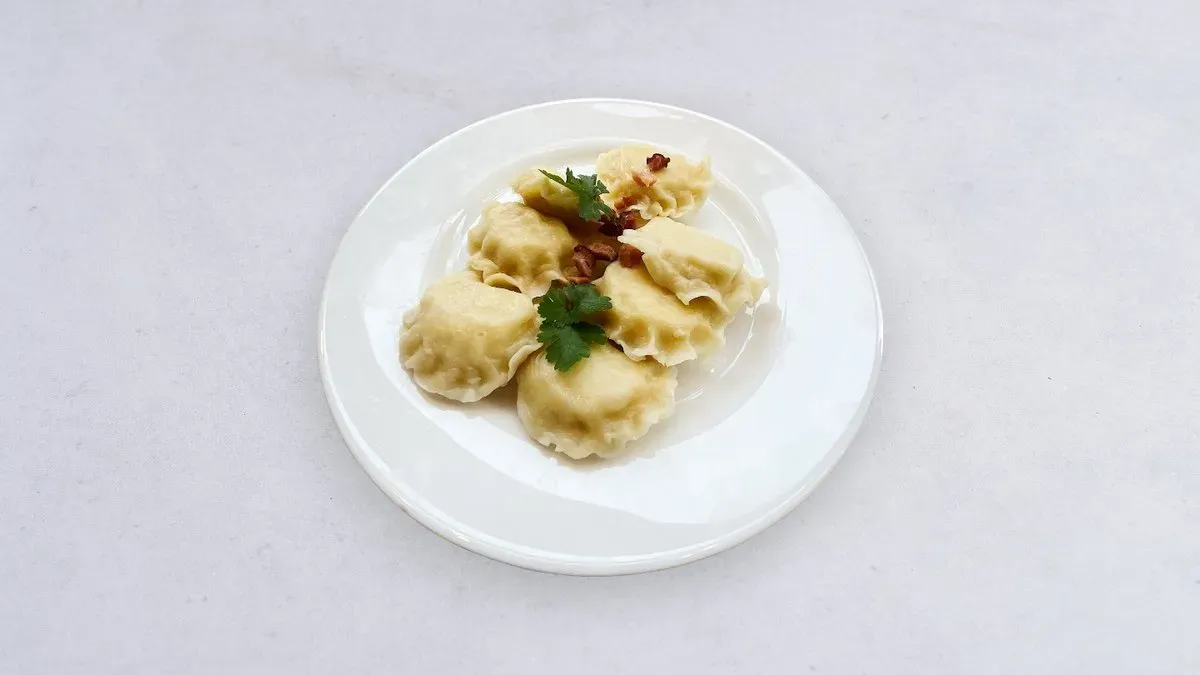 Ręcznie lepione pierożki z farszem mięsnym 7 szt.