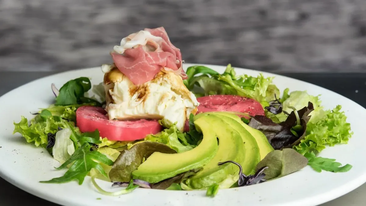 Awokado, ser mozzarella na pomidorach z włoską szynką prosciutto