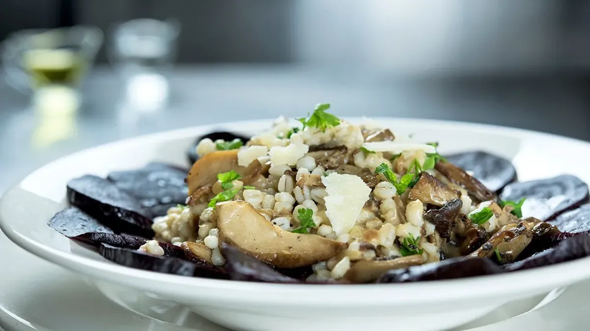 Kaszotto z kaszy pęczak z smażonym kurczakiem