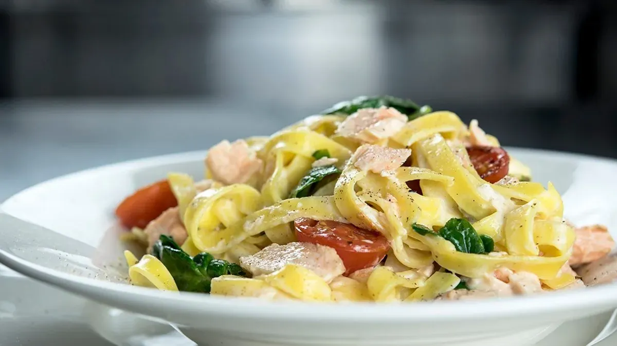 Tagliatelle z pieczonym łososiem